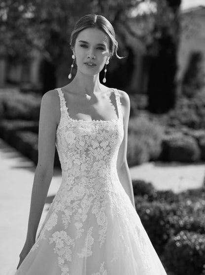 Ivory A-Line Wedding Dresses Square Appliques Lace Beads Covered Buttons Court Train Tulle Bridal Gowns For Women