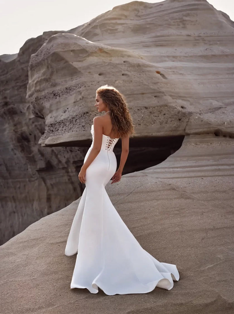 Simple & Elegant Mermaid Beach Wedding Dresses Strapless Sleeveless Pleated Satin Sweep Train Bridal Gowns Custom